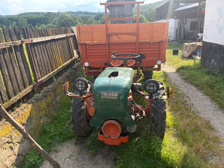 Vând tractor articulat 4x4 cu remorcă basculabilă – utilaj puternic și foarte practic