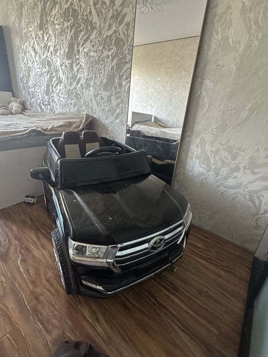 Продам машину детскую
