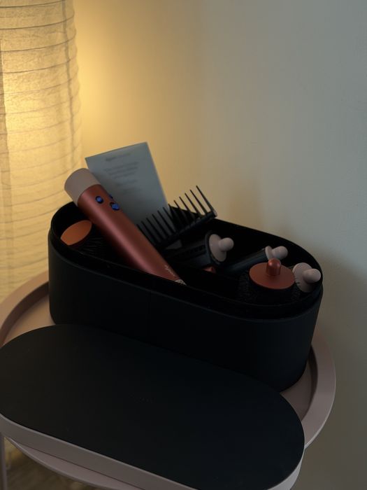 Dyson AirWrap varianta Long, foarte putin folosit, toate accesoriile