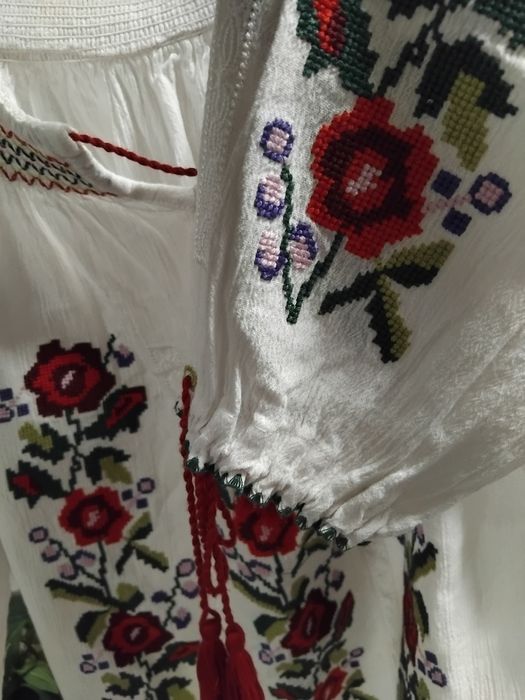 Vând ie cu motive tradiționale