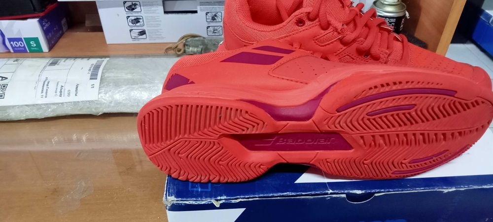 Продам кроссовки для тенниса.