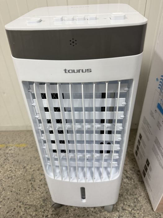 мобилен изпарителен охладител Taurus R403 с мощност 80W.Уредът разполага с 4-литров резервоар за вода, 3 скорости