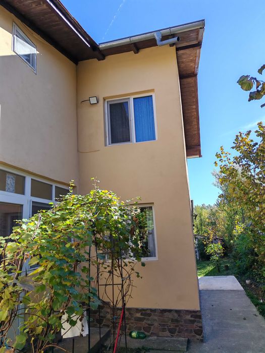 Casa Răzvad, la 5 km de Târgoviște, zonă foarte bună și liniștită