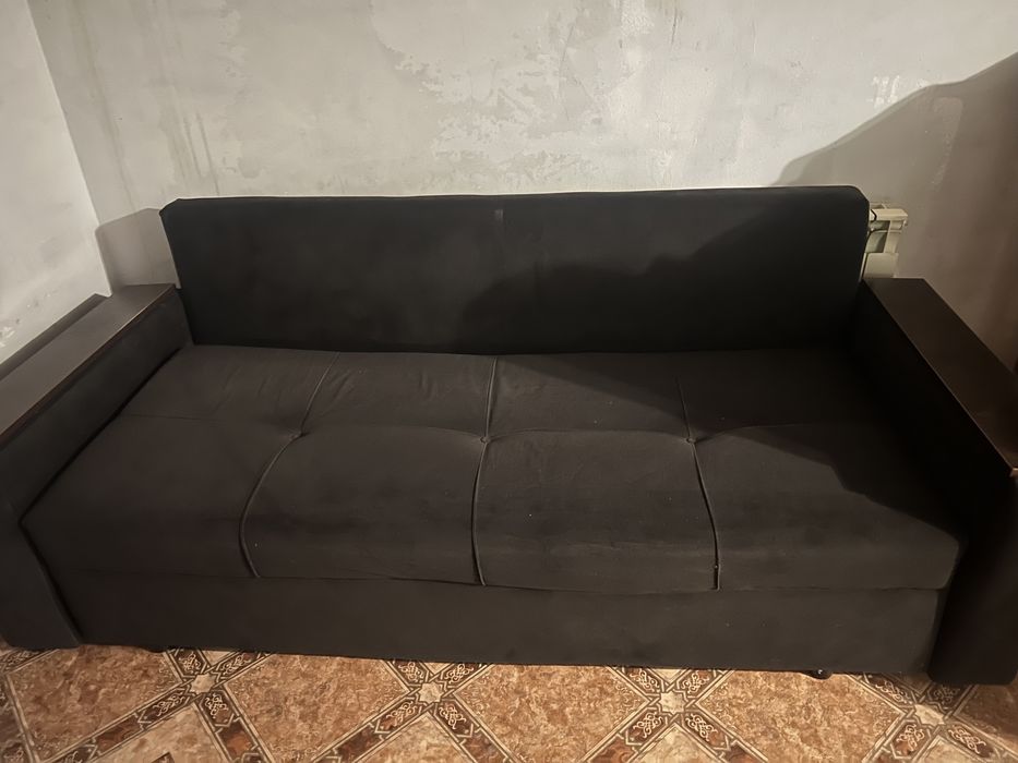 Диван в черном цвете