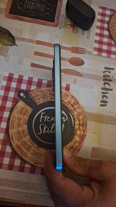 Продавам хаоми редми нот14 с котияа и кабел оригинален цена 260