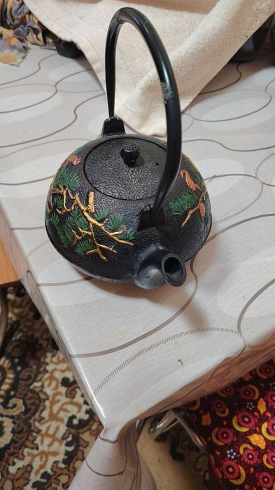 Продам чайник из чугуна в отличном состоянии