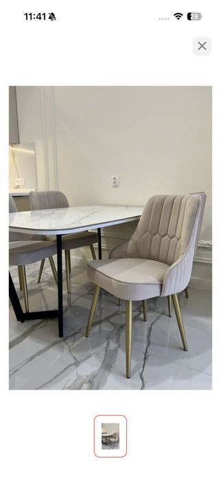 Мягкие стулья из толстой доски.