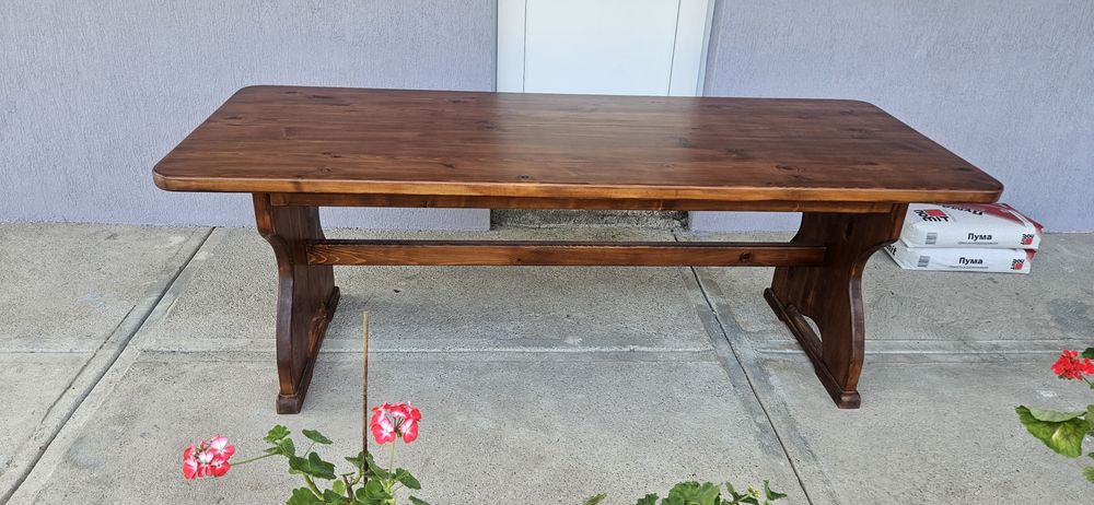 Масивна  дървена  маса