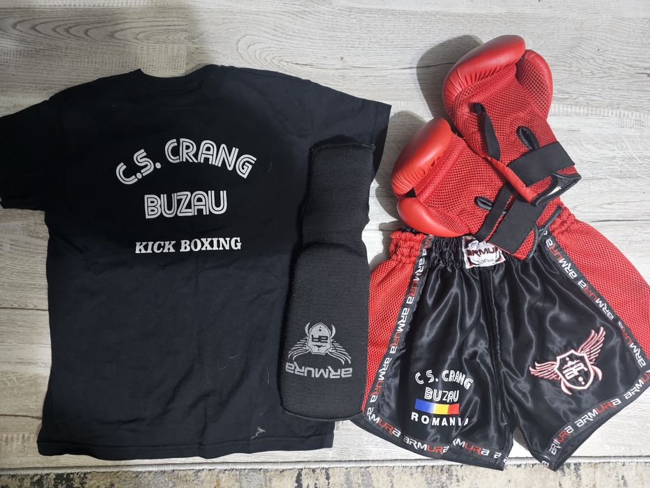 Echipament Kikboxing Armoura(short si tricou) plus mănuși Outshock