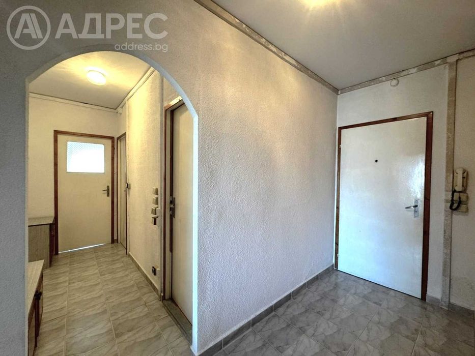 Тристаен апартамент, Дружба 3, 102 кв.м., ет. 5/6, с подобрения