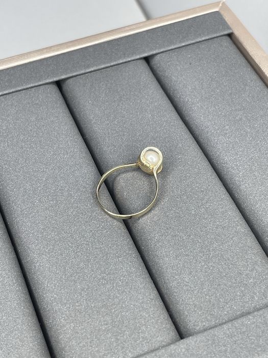 Кольцо из золота с жемчугом