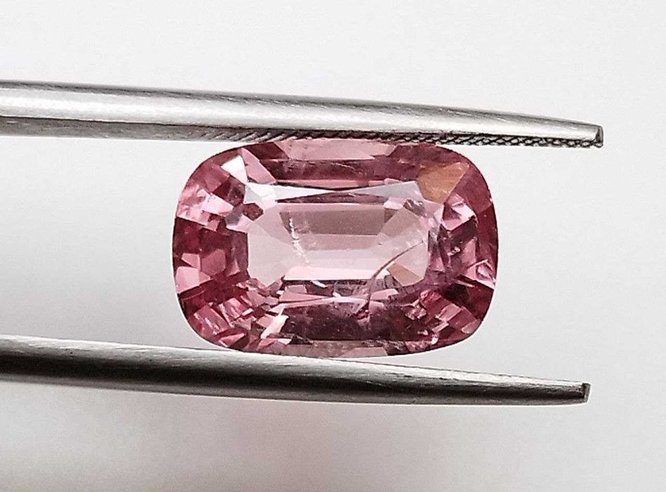 Стилен шпинел в изискан Падпараджа цвят 3.68кт.! Нов!