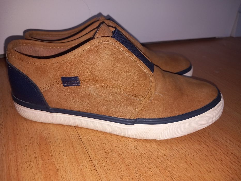 Запазени обувки подходящи за училище