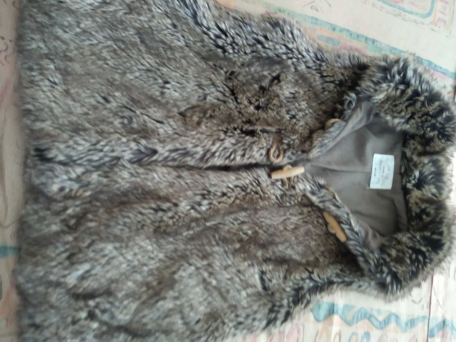 Пухен елек  на "ZARA" .за момиче,за 11-12 години