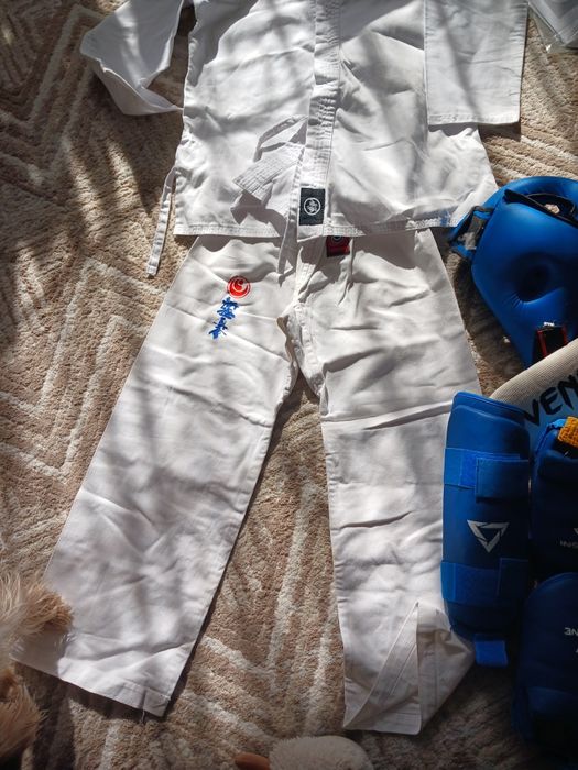 продам новое кимоно на мальчика на рост 160 и вся защита