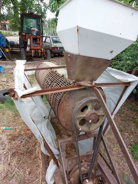 Продава машина за чистене зелена обвивка бадеми и лешници.