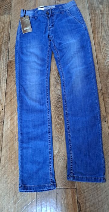Новые подростковые джинсы.