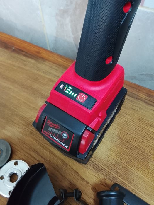 Flex Milwaukee cu variator de viteza și o baterie de 6A NOI