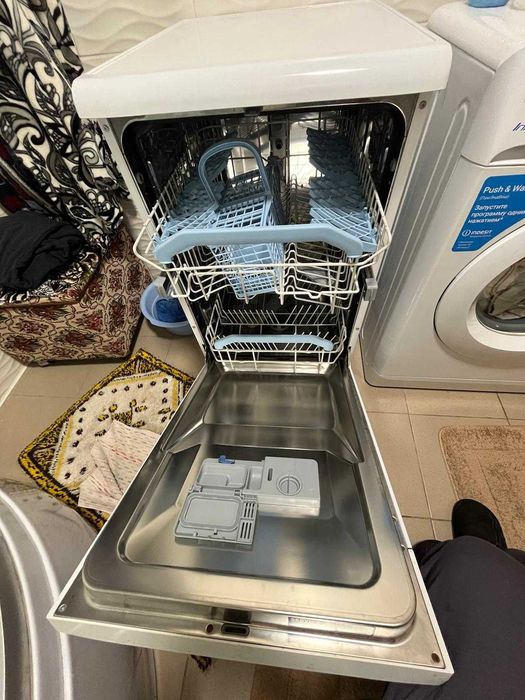 Посудомоечная машина Indesit DSG 573