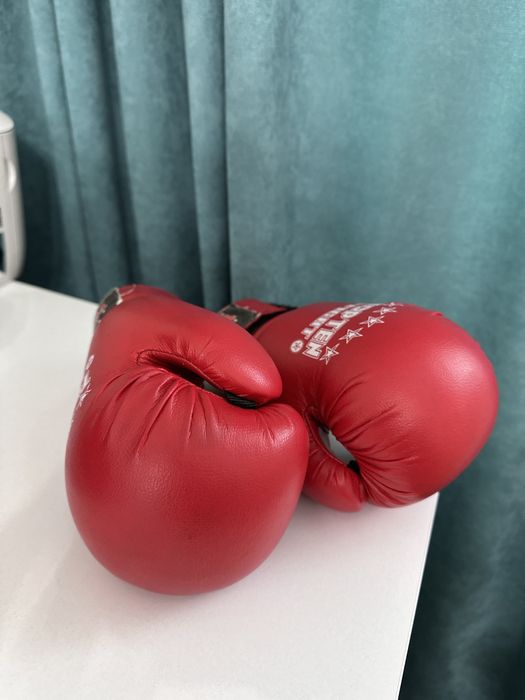 Боксерский шлем и перчатки