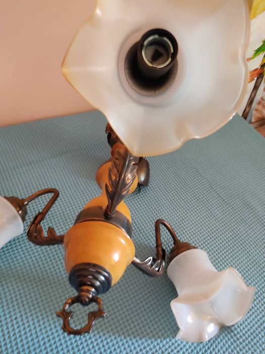 Класически полилей с 3 крушки, орнаменти от месинг и дърво, румънски