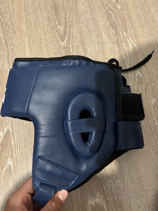 Продам шлем и перчатки боксерские