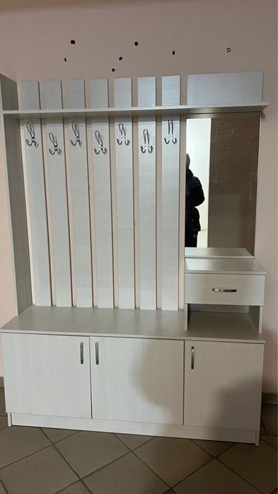 Продаю шкаф на прихожую.