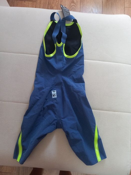 vând costum inot competiții marca HEAD