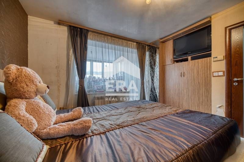 Продава се Тристаен апартамент в Варна, Възраждане 1 - 123 кв.м за 991 €/кв.м - Снимка #11