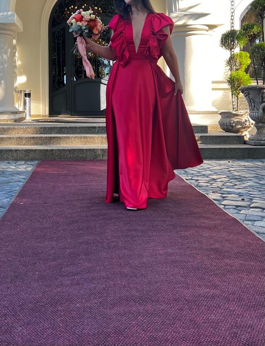 Rochie eleganta de seara cu volanase si decolteu in V pentru eveniment