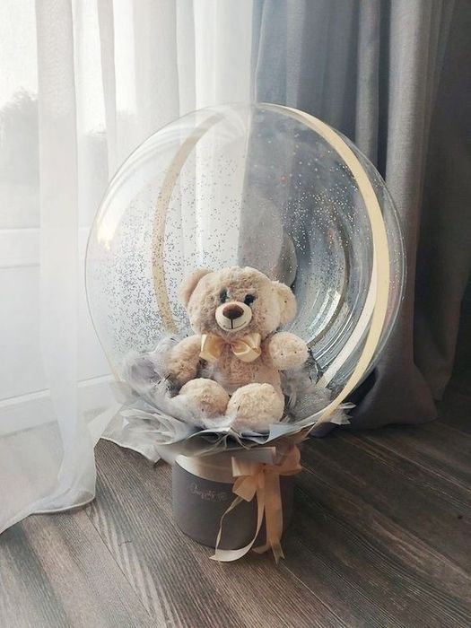 Плюшевая мишка внутри шара