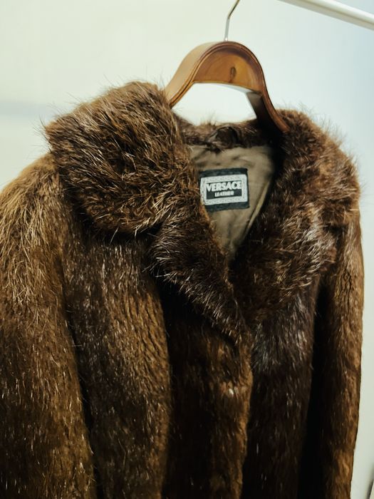 Haină maro din blană naturală Versace nutrie
