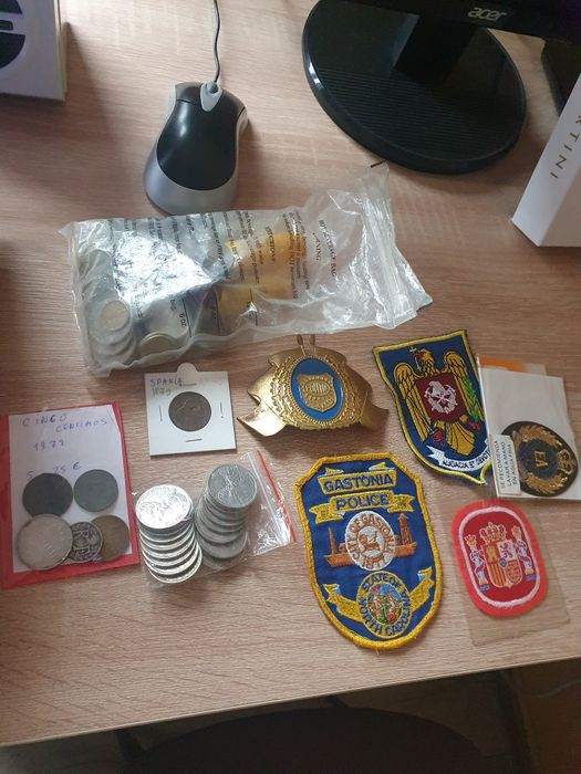 Vând monede vechi ,decorații ...
