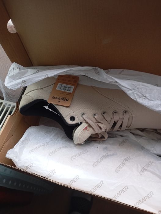 Teniși noi cu etichetă