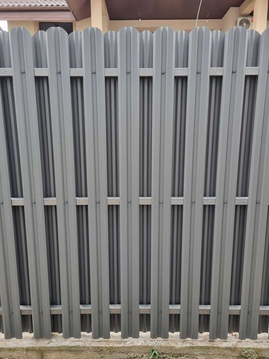 Garduri si porti din panouri stil jaluzele, sipca metalica, tabla cutata, plasa bordurata, fier forjat, BCA sau beton si alte modele disponibile