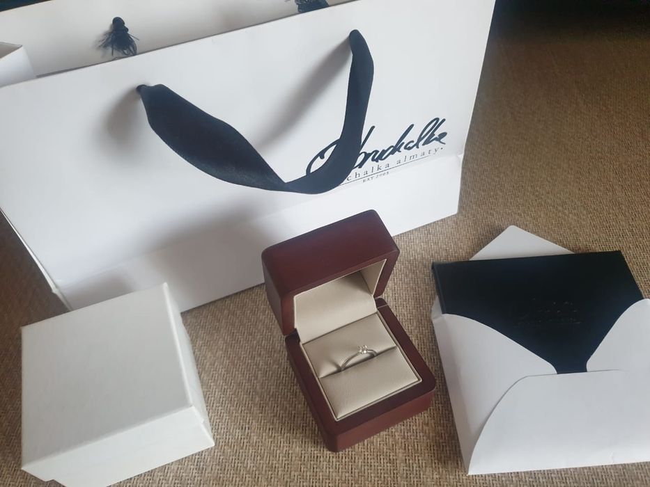 Обручальное платиновое кольцо с бриллиантом, полный комплект