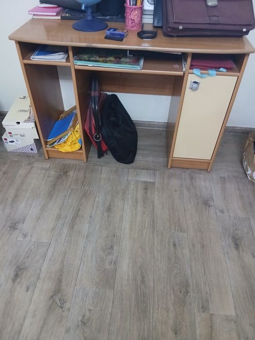 Бесплатно компьютерный стол,люстру рабочую 6 рожковую,тумб