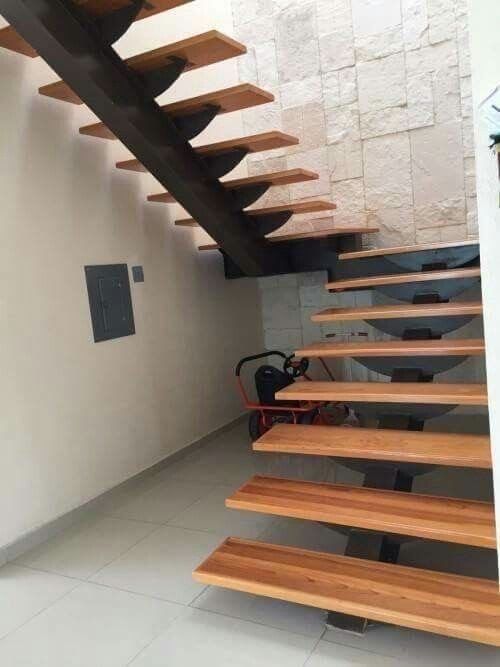 Scari interioare cu trepte din lemn