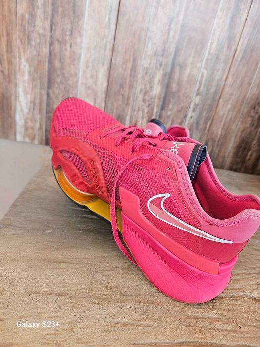Оригинални розови маратонки NIKE
