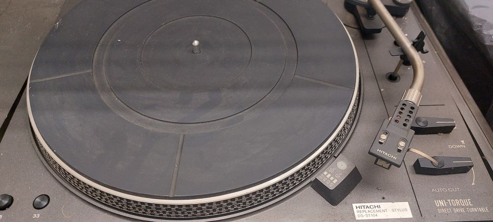 Продавам усилвател,дек и тунер и грамофон на Hitachi