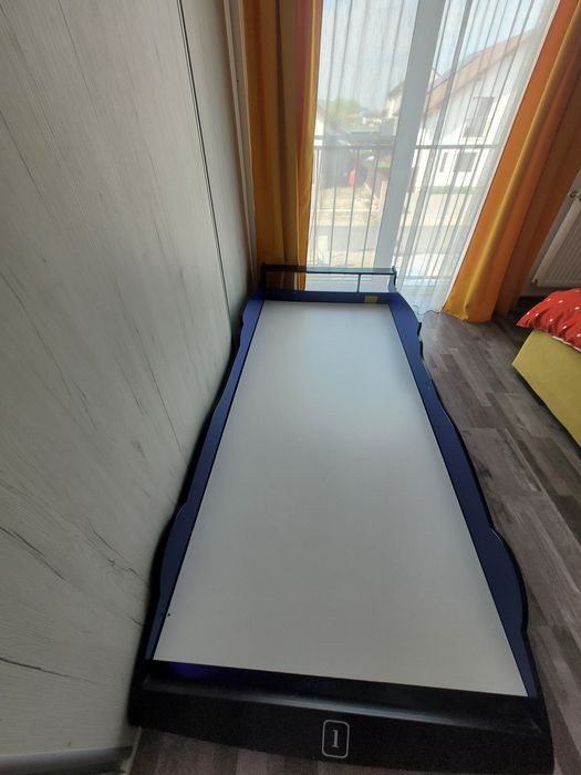 Vând pat copii , masina F1 , banda led , 90x200