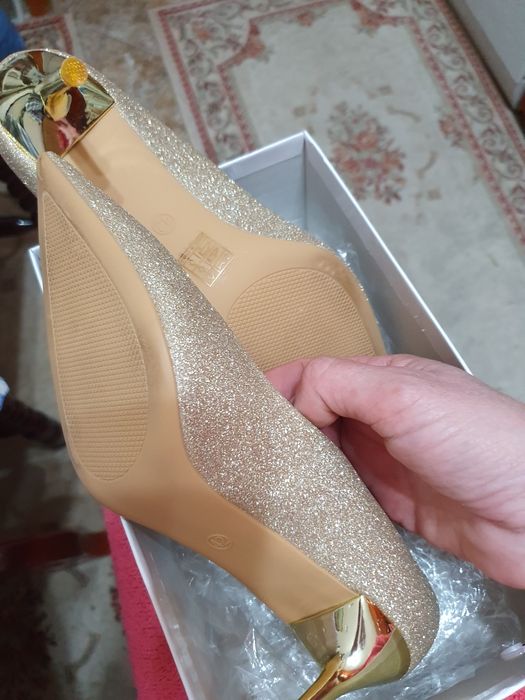 БРОКАТЕНИ нови обувки 39 номер