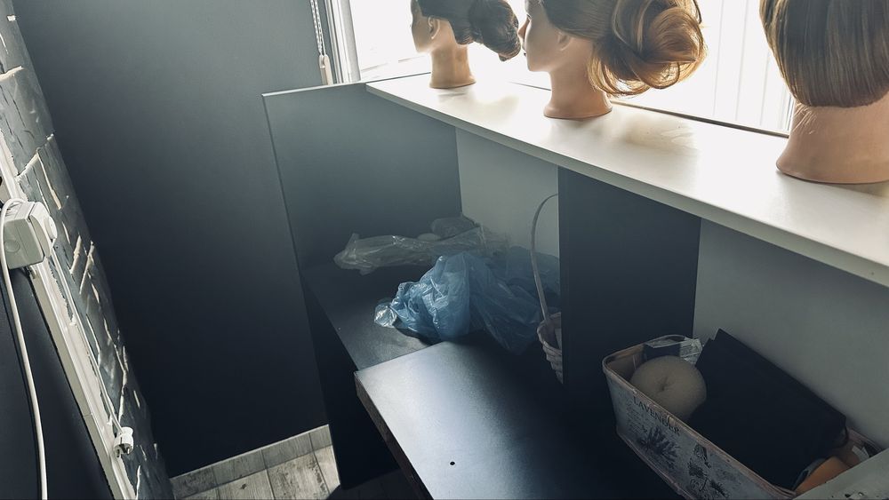 Receptie,scaun coafor,masuta,raft produse wella