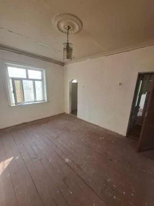 Uy(dom) sotiladi. 3 xona