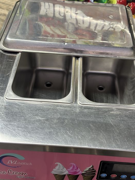 Muzqaymoq aparati sotiladi. Reklama banneri bilan.