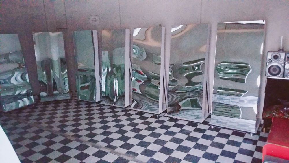 Смешное зеркало, комната смеха