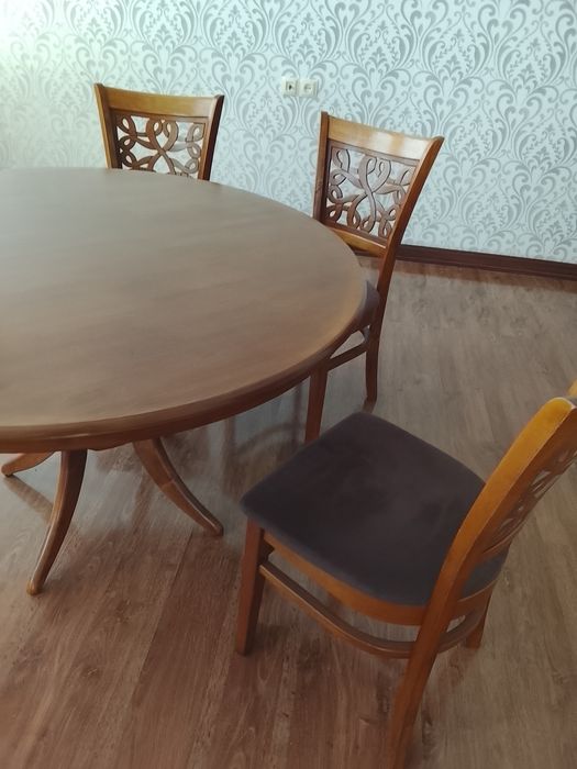 Стол со стульями