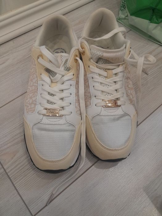 Продаю Женские Кроссовки