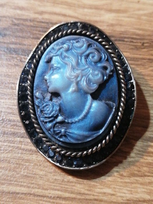 Brosa camee albastra