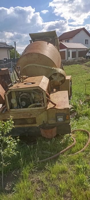 Dezmembrez betonieră cu încărcare automată